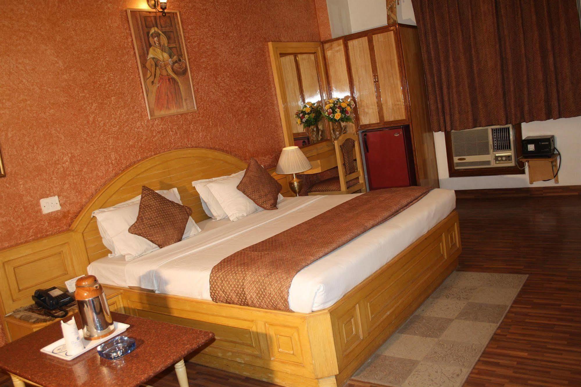 Hotel Rahul Palace Nova Deli Quarto foto